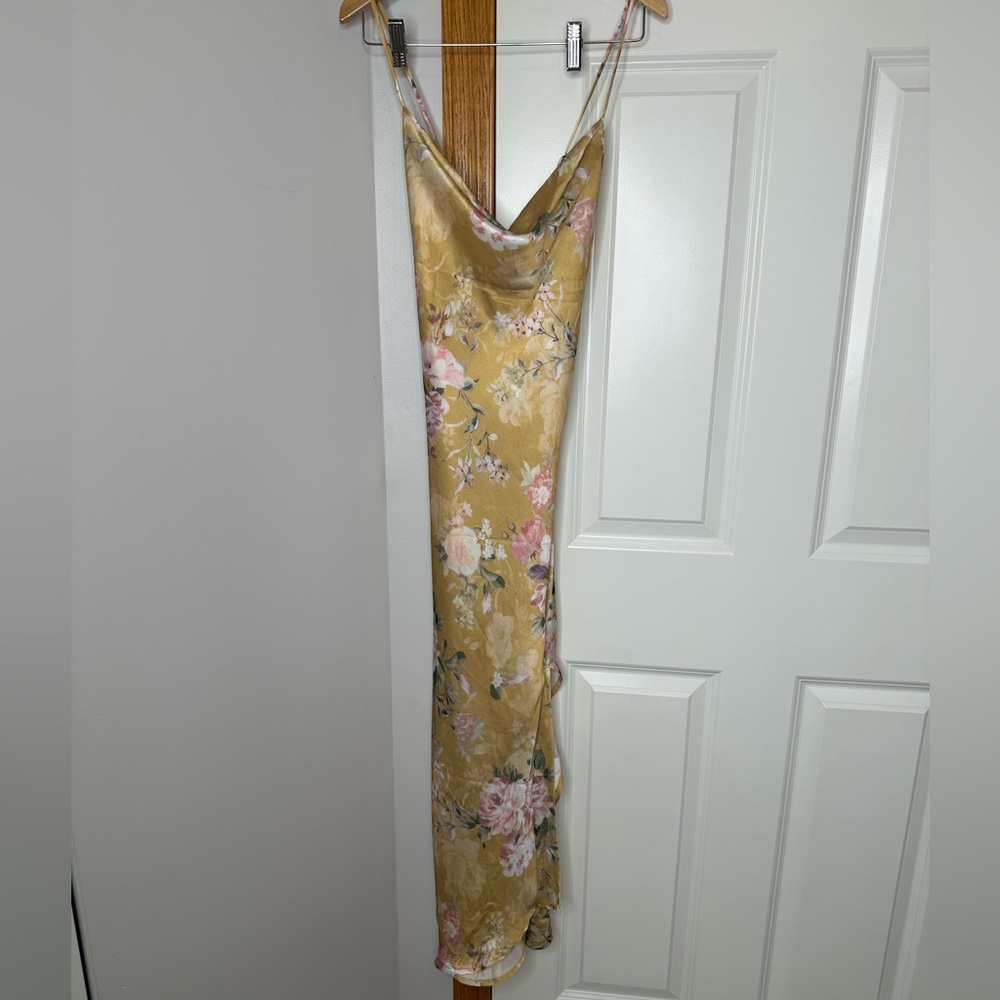 NWT ASTR Gaia Floral Midi Dress